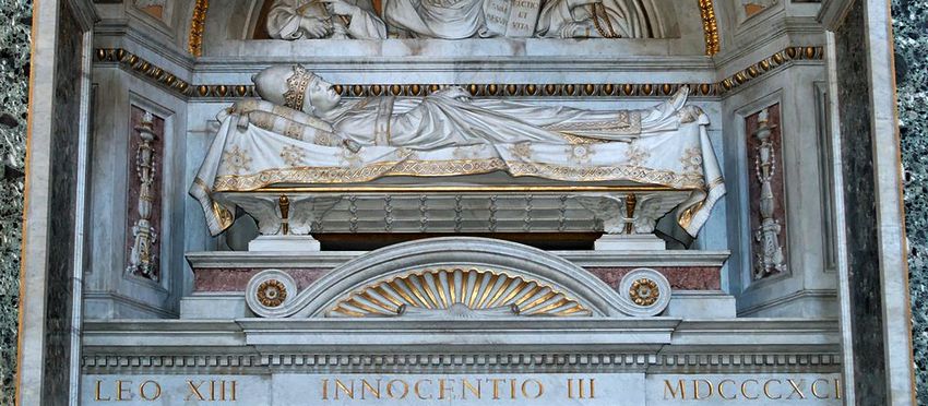 Hrobka Innocenta III. Ako je môžné aj v 21. storoči, že toho masového vraha Innocenta III vlastných kresťanov, dodnes cirkev neexkomunikovala